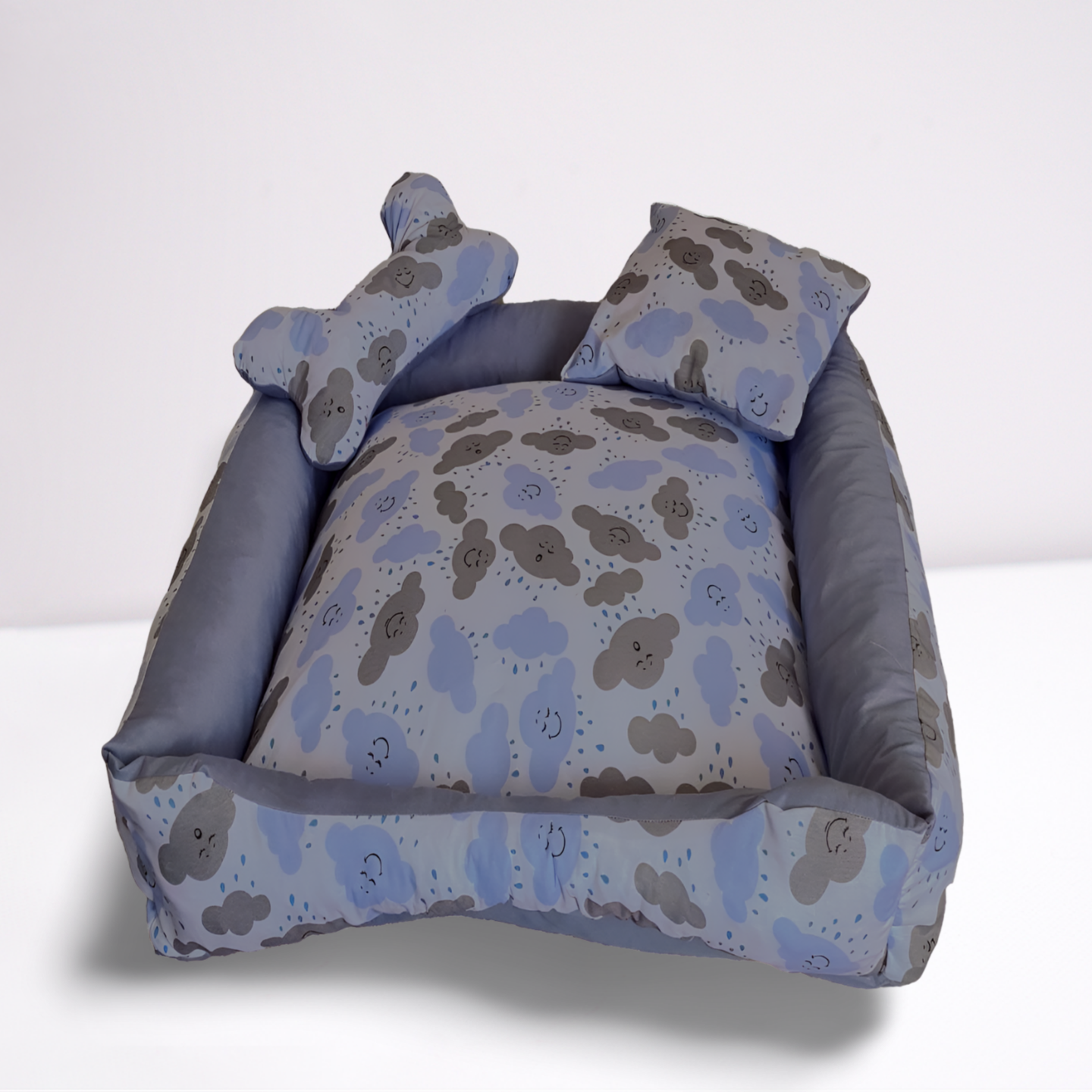 Cama Impermeável Média Quadrada Onix para Petes – Azul Bebê Nuvem